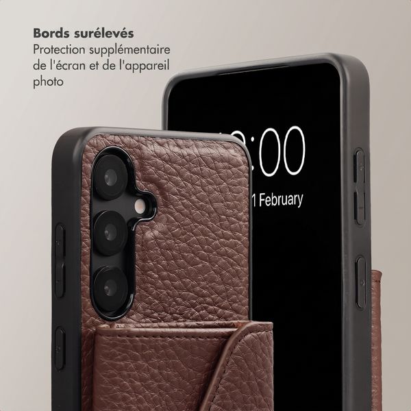 Selencia Coque de télephone Sera avec cordon et porte-cartes enveloppe Samsung Galaxy S25 / S24 - Chocolate Brown