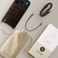Selencia Coque de télephone Nova Croco avec cordon et porte-cartes Apple iPhone 18 Pro Max / 17 Pro Max - Choco Brown