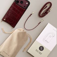 Selencia Coque de télephone Nova Croco avec cordon et porte-cartes Apple iPhone 18 Pro Max / 17 Pro Max - Burgundy