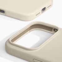 iDeal of Sweden Coque en silicone avec MagSafe Apple iPhone 18 Pro / 17 Pro - Cloud Dancer