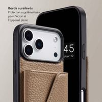 Selencia Coque de télephone Sera avec cordon et porte-cartes enveloppe Apple iPhone 18 Pro Max / 17 Pro Max - Taupe