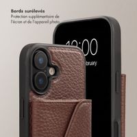Selencia Coque de télephone Sera avec cordon et porte-cartes enveloppe Apple iPhone 16 - Chocolate Brown