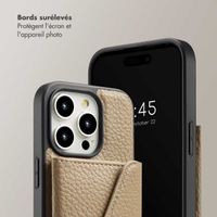 Selencia Coque de télephone Sera avec cordon et porte-cartes enveloppe Apple iPhone 15 Pro - Taupe