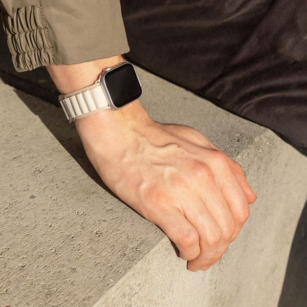 Accezz Bracelet en nylon Alpine Samsung Galaxy Watch 9 (40/44mm) / Watch 8 (40/44mm) / Classic (46mm) - Lumière stellaire