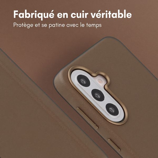 Accezz Coque arrière en cuir avec MagSafe Samsung Galaxy A57 (5G) - Marron café