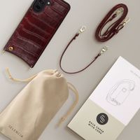 Selencia Coque de télephone Nova Croco avec cordon et porte-cartes Samsung Galaxy A37 (5G) - Burgundy