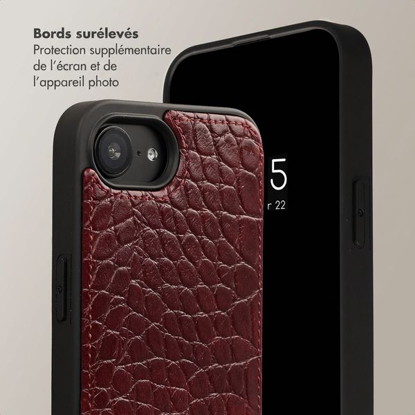 Selencia Coque de télephone Nova Croco avec cordon et porte-cartes Apple iPhone 17e / 16e - Choco Brown
