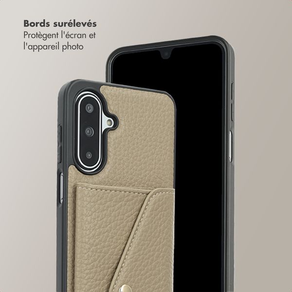 Selencia Coque de télephone Sera avec cordon et porte-cartes enveloppe Samsung Galaxy A17 (5G) / (4G) - Taupe