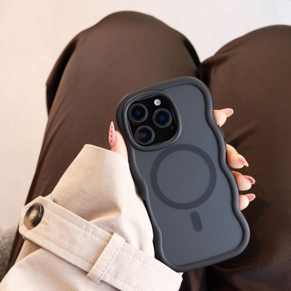 Selencia Coque arrière Wavy avec MagSafe Apple iPhone 12 (Pro) - Noir