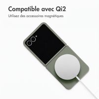 Accezz Coque Liquid Silicone avec MagSafe Samsung Galaxy Z Flip 8 - Cooper Green