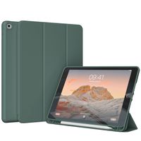 Accezz Coque tablette portefeuille Smart Silicone Apple iPad 6 (2018) 9.7 pouces / iPad 5 (2017) 9.7 pouces - Vert foncé