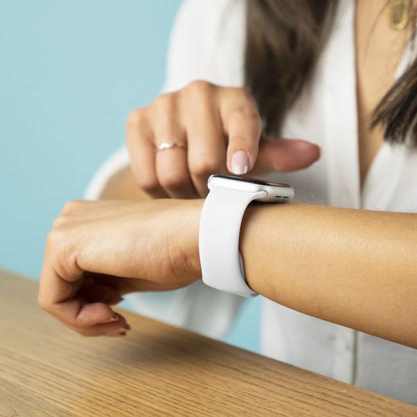 imoshion Bracelet sport en silicone Fitbit Versa 4 / 3 / Sense (2) - Blanc