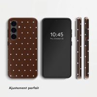 Selencia Coque arrière Vivid Samsung Galaxy S24 - Happy Dots Chocolate