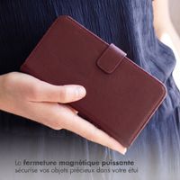 Selencia Étui portefeuille en cuir véritable Apple iPhone 17 - Burgundy