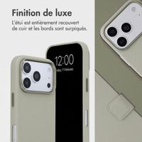 Accezz Étui de télephone portefeuille en cuir 2-en-1 avec MagSafe Apple iPhone 18 Pro Max / 17 Pro Max - Light Grey