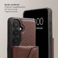 Selencia Coque de télephone Sera avec cordon et porte-cartes enveloppe Samsung Galaxy S26 - Chocolate Brown