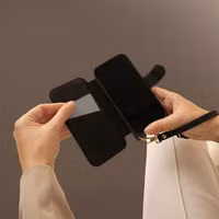 Selencia Étui Riva avec MagSafe et cordon de téléphone Apple iPhone 15 - Noir