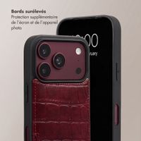 Selencia Coque de télephone Nova Croco avec cordon et porte-cartes Apple iPhone 18 Pro / 17 Pro - Burgundy