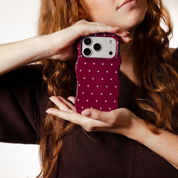 Selencia Coque arrière Vivid Wavy avec MagSafe Samsung Galaxy A37 (5G) - Happy Dots Burgundy
