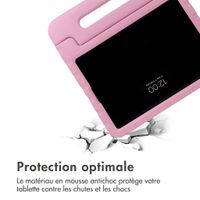 imoshion Coque arrière Kidsproof Design avec poignée Apple iPad 9 (2021) 10.2 pouces / iPad 8 (2020) 10.2 pouces / iPad 7 (2019) 10.2 pouces - Cœurs rouges