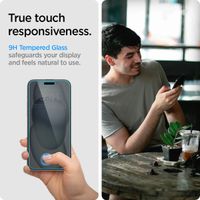Spigen Protection d'écran en verre trempé GLAStR Privacy Applicator - lot de 2 Apple iPhone 16 Plus / 15 Plus