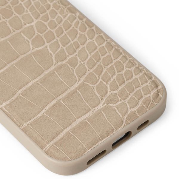 iDeal of Sweden Coque Vegan Leather Apple iPhone 17e / 16e / 15 / 14 / 13 - Warm Beige Croco