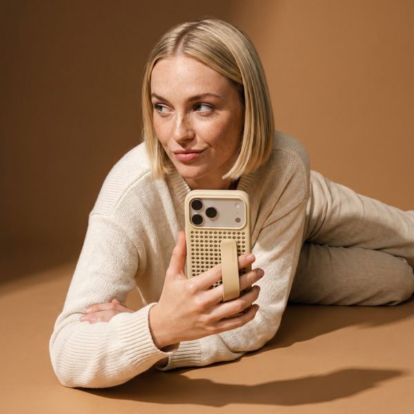 Callbuddy Coque avec strap Apple iPhone 17 Pro - Sand Glow