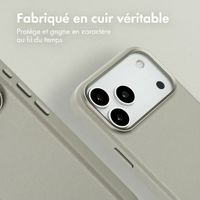 Accezz Coque arrière en cuir avec MagSafe Apple iPhone 18 Pro Max / 17 Pro Max - Light Grey