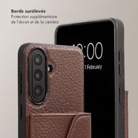 Selencia Coque de télephone Sera avec cordon et porte-cartes enveloppe Samsung Galaxy A57 (5G) - Chocolate Brown
