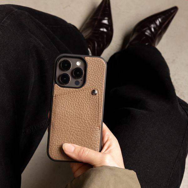 Selencia Coque Riva avec porte-cartes Apple iPhone 15 Pro - Mocha Brown