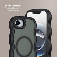 Selencia Coque arrière Wavy avec MagSafe Apple iPhone 17e / 16e - Noir
