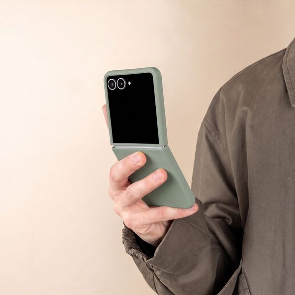 Accezz Coque Liquid Silicone avec MagSafe Samsung Galaxy Z Flip 8 - Cooper Green