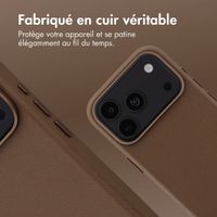 Accezz Coque arrière en cuir avec MagSafe Apple iPhone 18 Pro / 17 Pro - Marron café