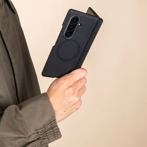 imoshion Color Guard avec MagSafe et support Samsung Galaxy Z Fold 8 Ultra - Noir