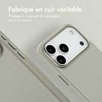 Accezz Coque arrière en cuir avec MagSafe Apple iPhone 18 Pro / 17 Pro - Light Grey