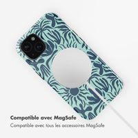 Selencia Coque arrière Vivid avec MagSafe Apple iPhone 15 - Tropical Vibes Light Blue