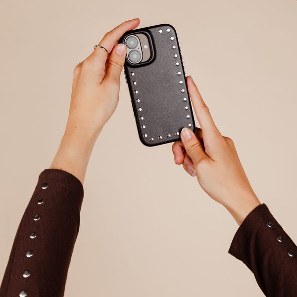 Selencia Coque arrière Studs avec MagSafe Apple iPhone 16 Pro - Velvet Black