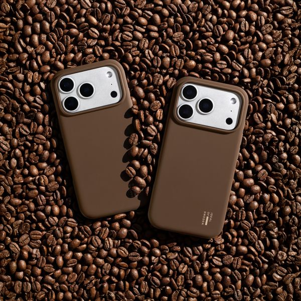 iDeal of Sweden Coque en silicone avec MagSafe Apple iPhone 17e / 16e / 15 / 14 / 13 - Mocha Mousse