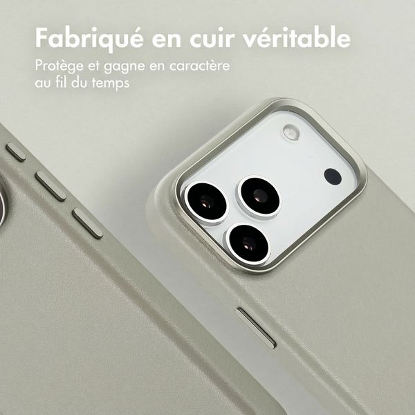 Accezz Coque arrière en cuir avec MagSafe Apple iPhone 18 Pro Max / 17 Pro Max - Light Grey