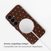 Selencia Coque arrière Vivid avec MagSafe Samsung Galaxy S24 - Happy Dots Chocolate