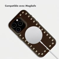 Selencia Coque arrière Studs avec MagSafe Apple iPhone 15 Pro - Cacao Crush