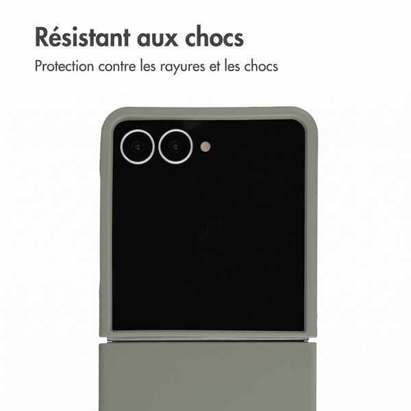 Accezz Coque Liquid Silicone avec MagSafe Samsung Galaxy Z Flip 8 - Cooper Green
