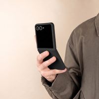 Accezz Coque Liquid Silicone Samsung Galaxy Z Flip 8 - Noir