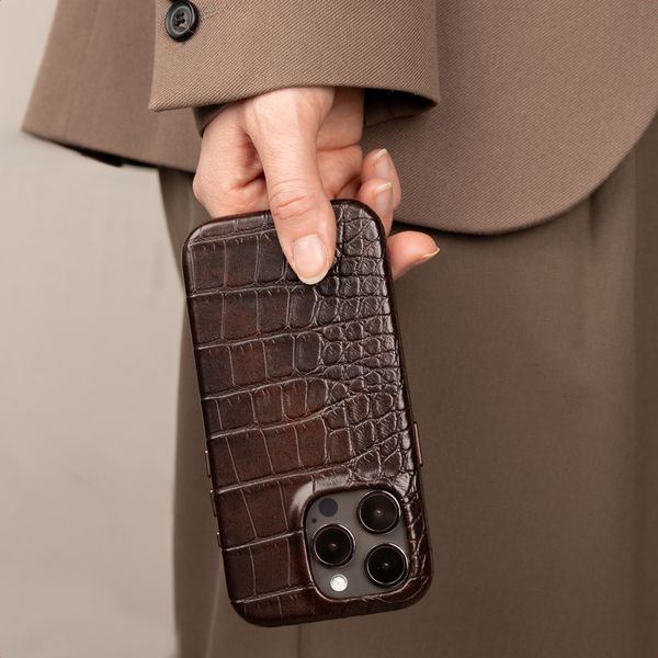 Selencia Coque arrière Croco avec MagSafe Apple iPhone 17 - Choco Brown