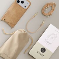 Selencia Coque de télephone Nova Croco avec cordon et porte-cartes Apple iPhone 18 Pro / 17 Pro - Toasted Almond