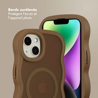 Selencia Coque arrière Wavy avec MagSafe Apple iPhone 14 / 13 - Mocha Brown