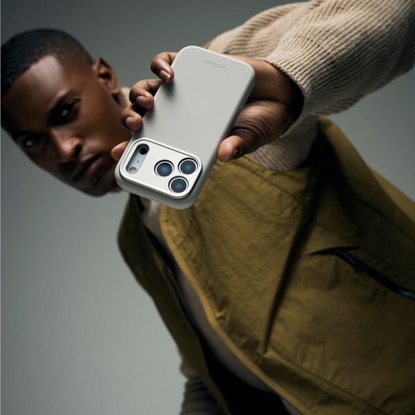 Decoded Coque en silicone MagSafe Apple iPhone 17 - Soft Taupe