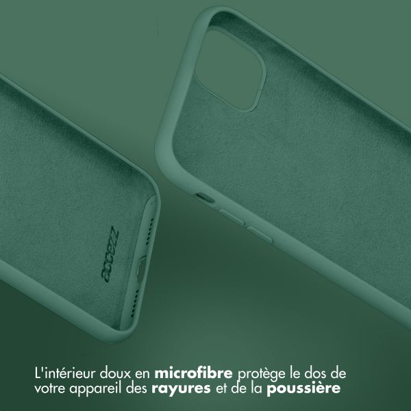 Accezz Coque Liquid Silicone Apple iPhone 15 - Vert foncé