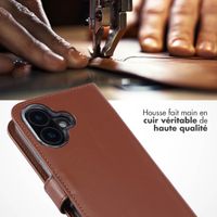Selencia Étui portefeuille en cuir véritable Apple iPhone 16 - Marron clair
