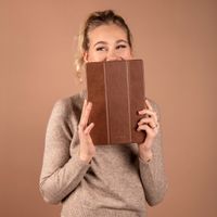 Selencia Coque en cuir vegan Nuria Trifold Book Samsung Galaxy Tab A7 - Marron